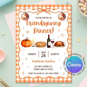 Op de afbeelding: Een uitnodiging voor een Friendsgiving-diner, met aquarel illustraties van een pompoen, taart, wijn en een gebraden kalkoen. De uitnodiging is omlijst met een oranje en wit geruit patroon en bevat de datum, tijd en RSVP-informatie.