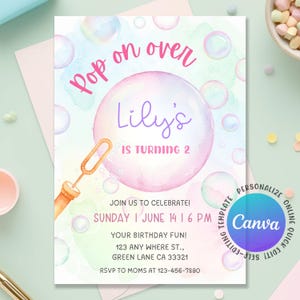 Puede incluir: Una invitación de cumpleaños con un tema de burbujas, estilo acuarela. La invitación presenta el texto "Pop on over" y "Lily's is turning 2". La invitación también incluye detalles de la fiesta y un logotipo de Canva.