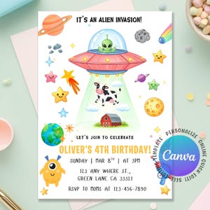Peut inclure: Une invitation d'anniversaire colorée sur le thème des extraterrestres. Le design présente un OVNI rouge et argenté avec un extraterrestre, une vache enlevée et le texte "IT'S AN ALIEN INVASION!". L'invitation est pour le 4e anniversaire d'Oliver.