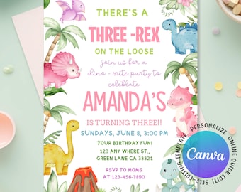 Puede incluir: Una invitación de cumpleaños con temática de dinosaurios. La invitación presenta el texto "THERE'S A THREE-REX ON THE LOOSE" y "AMANDA'S IS TURNING THREE!!" en rosa y verde. Incluye ilustraciones de dinosaurios, palmeras y flores.