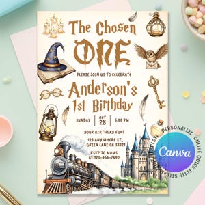 Puede incluir: Una invitación de cumpleaños con temática fantástica con el texto "The Chosen One" y "1st Birthday de Anderson". El diseño incluye un tren, un castillo, un búho y otros elementos mágicos. La fecha y la hora también están incluidas.