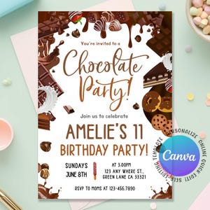 Puede incluir: Invitación a una fiesta temática de chocolate con el texto "Chocolate Party!" y "Amelie's 11th Birthday Party!". El diseño incluye barras de chocolate, caramelos y una porción de pastel. La invitación está sobre un fondo rosa.