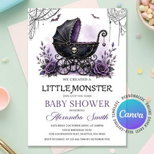 Könnte beinhalten: Eine Babyparty-Einladung mit einem schwarzen Vintage-Kinderwagen mit Totenkopf-Emblem, lila Rosen und Spinnweben. Der Text lautet: WE CREATED A LITTLE MONSTER, JOIN US IF YOU DARE, BABY SHOWER HONORING Alexandra Smith, 20. OKTOBER, 16:00 UHR.