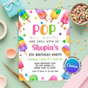 Könnte beinhalten: Eine farbenfrohe Geburtstagseinladung mit Eis am Stiel-Motiv. Die Einladung enthält den Text "POP on over and chill with us" und "Shopia's 5th Birthday Party!" mit Datum, Uhrzeit und Ort. Eis am Stiel-Illustrationen und Sternakzente schmücken die Einladung.
