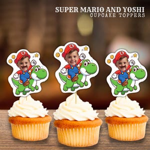 Peut inclure: Trois cupcakes ornés de décorations de gâteaux Super Mario et Yoshi. Chaque décoration représente un enfant déguisé en Mario sur un Yoshi vert. Le texte "SUPER MARIO AND YOSHI CUPCAKE TOPPERS" est en haut.