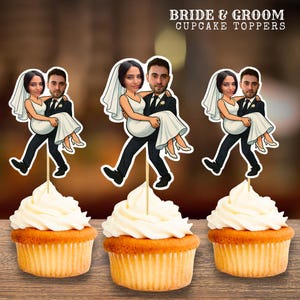 Op de afbeelding: Drie cupcakes met witte frosting en bruiloft-thema toppers. De toppers tonen een cartoon bruid en bruidegom, met de tekst "Bride & Groom Cupcake Toppers" bovenaan. De cupcakes staan op een houten oppervlak.