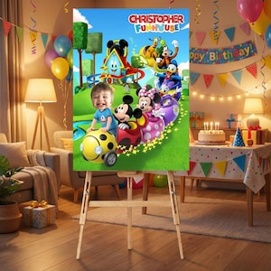 Puede incluir: Una escena de fiesta de cumplea&ntilde;os con un p&oacute;ster con Mickey Mouse y sus amigos. El p&oacute;ster dice "Christopher Funhouse". La escena incluye globos, una tarta y una pancarta que dice "Happy Birthday!"
