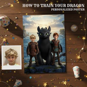 以下が含まれることがあります： 「ヒックとドラゴン」のキャラクターが登場するパーソナライズされたポスター。ポスターには、黒いドラゴンと2人の子供が並んでおり、海の風景を背景にしています。「HOW TO TRAIN YOUR DRAGON PERSONALIZED POSTER」というテキストが上部にあります。