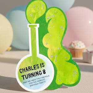 Peut inclure: Une invitation d'anniversaire verte en forme de fiole de science. L'invitation indique "CHARLES A 8 ANS" et "ET NOUS AVONS LA FORMULE POUR LA FÊTE D'ANNIVERSAIRE PARFAITE !" avec un fond bleu clair et blanc.