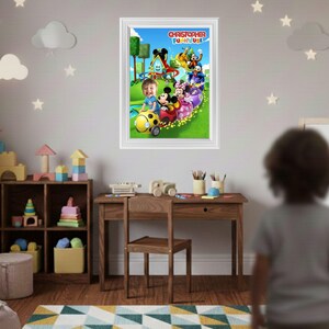 Puede incluir: Un cuadro enmarcado con un tren de dibujos animados colorido con Mickey Mouse y sus amigos. El texto "CHRISTOPHER FUNHOUSE" est&aacute; presente. La imagen se muestra en la habitaci&oacute;n de un ni&ntilde;o.