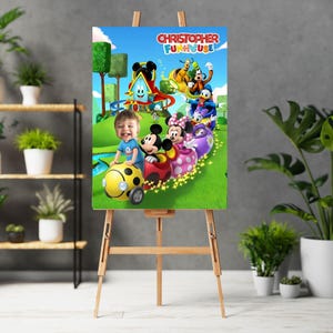 Puede incluir: Un colorido p&oacute;ster sobre un caballete de madera presenta una escena de dibujos animados con Mickey Mouse, Minnie Mouse, el Pato Donald y Goofy en un tren. El p&oacute;ster tiene el texto "CHRISTOPHER FUNHOUSE" y un ni&ntilde;o montado en un coche amarillo.