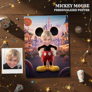 Op de afbeelding: Een gepersonaliseerde poster met het gezicht van een kind op Mickey Mouse, tegen een kleurrijke Disney-themapark achtergrond. Er is ook een kleine foto van het kind aanwezig. De tekst "MICKEY MOUSE PERSONALIZED POSTER" wordt bovenaan weergegeven.