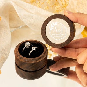 Benutzerdefinierte hölzerne Hochzeit Zeremonie Runde Ring Box, klare Acryl-Abdeckung, personalisierte gravierte Verlobungsvorschlag Halter, Brautgeschenk für sie