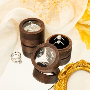Personalisierte gravierte Verlobungsvorschlag Halter, kundenspezifische hölzerne Hochzeitszeremonie-runde Ring-Box, klare Acrylabdeckung, Brautgeschenk für sie