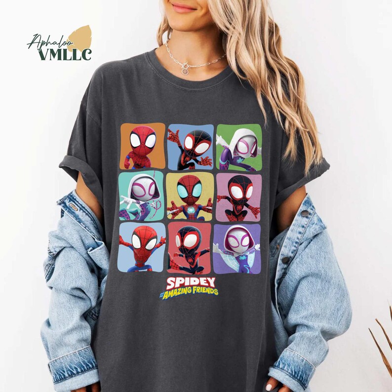 Może przedstawiać: Ciemnoszara koszulka z kolorową siatką postaci Spider-Mana. Koszulka ma napis "Spidey and Amazing Friends" w zabawnej czcionce. Koszulka jest wykonana z miękkiego materiału.