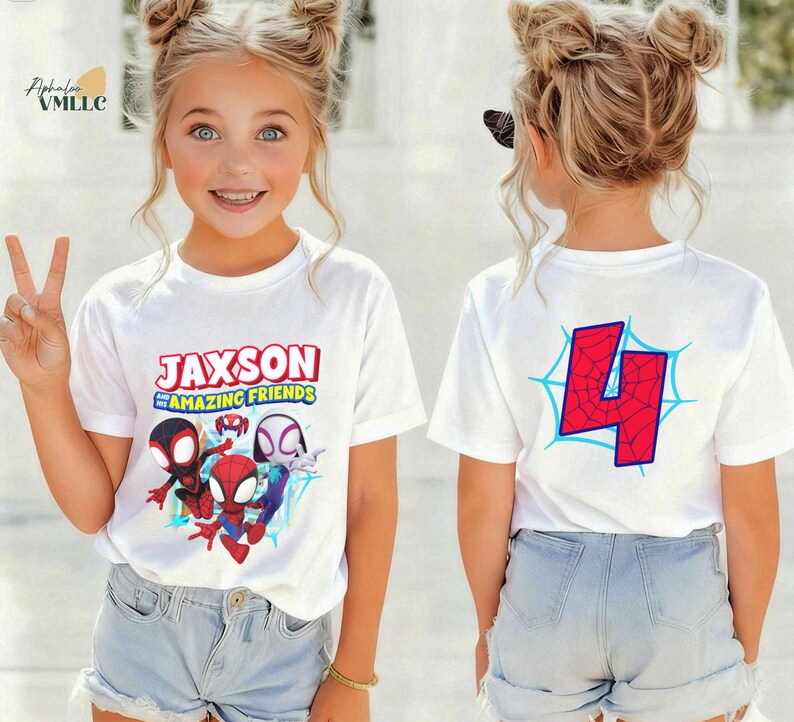 K&ouml;nnte beinhalten: Wei&szlig;e T-Shirts mit einer farbenfrohen Grafik mit Spider-Man-Charakteren und dem Text "JAXSON AND AMAZING FRIENDS". Auf der R&uuml;ckseite des Shirts ist die rote Zahl 4 in einem blauen Spinnennetz-Design abgebildet. Die Shirts werden von einer jungen Person getragen.