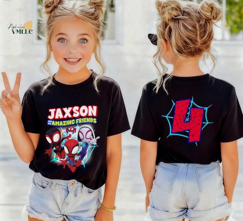 K&ouml;nnte beinhalten: Schwarzes T-Shirt mit dem Text "Jaxson and Amazing Friends" und Cartoon-Spider-Man-Figuren. Auf der R&uuml;ckseite des T-Shirts befindet sich die rote Zahl 4 in einem blauen Spinnennetz-Design. Kombiniert mit Jeansshorts.