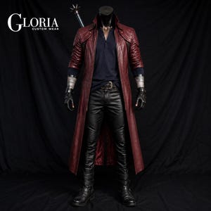 Könnte beinhalten: Ein langer, dunkelroter Ledermantel über einem dunkelblauen Henley-Shirt und einer schwarzen Lederhose. Das Outfit umfasst schwarze Lederhandschuhe, graue Handgelenksbandagen und schwarze Stiefel. Eine Morgenstern-Waffe ist hinter der Schulter sichtbar.