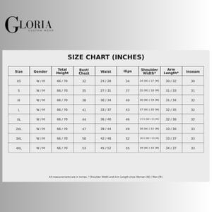 Pu&ograve; includere: Una tabella delle taglie in bianco e nero per Gloria Custom Wear, con colonne per taglia, genere, altezza totale, busto/petto, vita, fianchi, larghezza spalle, lunghezza braccio e cucitura interna in pollici. La tabella elenca le misure dalla XS alla 4XL.