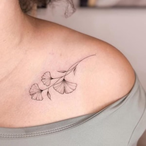 Tillfälliga tatueringar med nyckelbensblad och ginkgoblad - Set om 3 | Feminin tatuering, Bladtatuering, Nyckelbenstatuering, Tillfälliga tatueringar ginkgo