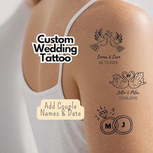 Könnte beinhalten: Schulter einer Person mit temporären Hochzeitstätowierungen. Die Tätowierungen umfassen zwei Tauben, zwei Schwäne und zwei Ringe. Der Text lautet "Custom Wedding Tattoo" und "Add Couple Names & Date". Die Tätowierungen enthalten auch Namen und Daten.