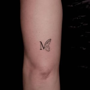 Tatuajes temporales con la letra M y alas de mariposa - Set de 3 / Mini tatuajes iniciales, tatuajes del alfabeto, tatuajes minimalistas, tatuajes pequeños para mujeres