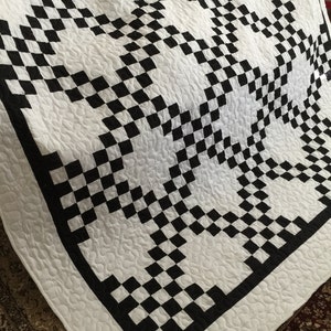 Quilt Double Irish Chain Black and White Queen With White Border Bild 1