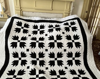 Quilt Black and White Bears Paw Queen