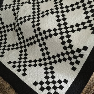 Quilt King Black and White Double Irish Chain