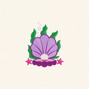 Puede incluir: Diseño bordado de una concha morada con una perla, algas verdes y estrellas de mar rosas. La concha está abierta, revelando una perla blanca. El diseño está sobre una tela color crema.