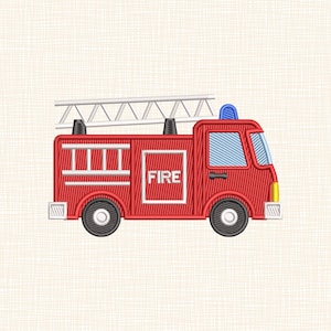Pode incluir: Caminhão de bombeiros vermelho bordado com uma escada branca, uma luz azul e a palavra "FIRE" em um retângulo branco. O caminhão tem rodas pretas, um farol amarelo e uma janela com vidros azuis. O desenho está em um tecido creme.
