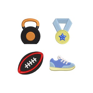 Op de afbeelding: Geborduurd ontwerp met een zwarte kettlebell met een oranje centrum, een gouden medaille met een blauwe ster en lint, een zwarte American football met witte stiksels en een blauwe sneaker met witte veters.
