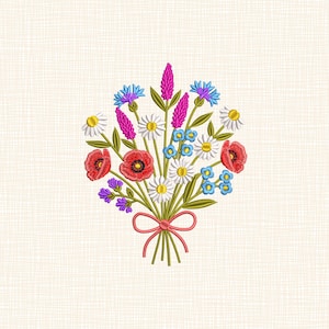 Puede incluir: Ramo bordado de flores silvestres, que incluye amapolas rojas, margaritas blancas, acianos azules y lavanda morada. Las flores están atadas con una cinta rosa, sobre un fondo texturizado color crema.