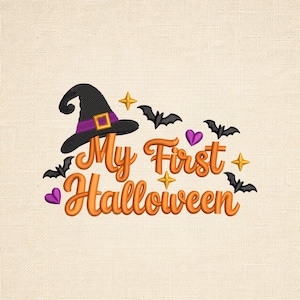 Peut inclure: Un motif brodé avec le texte My First Halloween en écriture orange. Un chapeau de sorcière noir avec une bande violette et une boucle jaune est placé au-dessus du texte. Le motif inclut des chauves-souris noires, des cœurs violets et des étoiles jaunes.