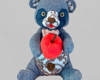 Waschbär-Puppe mit rotem Apfel, OOAK-Waldtier, Handgemachte Kunstpuppe, Sammlerbär im Waschbär-Stil, Geschenk für Tierliebhaber
