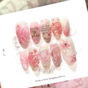 Romantische Blütennägel | Zartes Verträumtes Pink & Blumen Design | Frühling 3D Trendy Fake False Nail Art | Geschenk | Party | Geburtstag