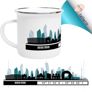 Pode incluir: Caneca esmaltada branca com uma silhueta preta e verde-azulado de Baku, Azerbaijão, e o texto "BAKU/BAKI". A caneca tem uma borda prateada e uma alça branca. As coordenadas também são exibidas.