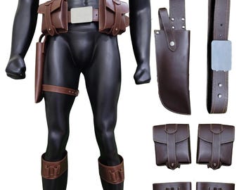 Könnte beinhalten: Ein braunes Leder-Utility-Gürtel-Set mit mehreren Taschen, einer Halterung und Beingurten. Der Gürtel hat eine silberfarbene Schnalle. Zusätzliche Komponenten sind eine Messerscheide und ein passender Gürtel.