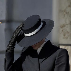 Cartola preta de lã com aba larga – Chapéu elegante para ocasiões formais com faixa branca.