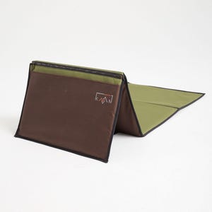 Silla de suelo plegable portátil TayaMat con respaldo - Colchoneta impermeable para camping y asiento de playa imagen 3