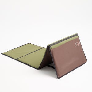 Silla de suelo plegable portátil TayaMat con respaldo - Colchoneta impermeable para camping y asiento de playa imagen 1