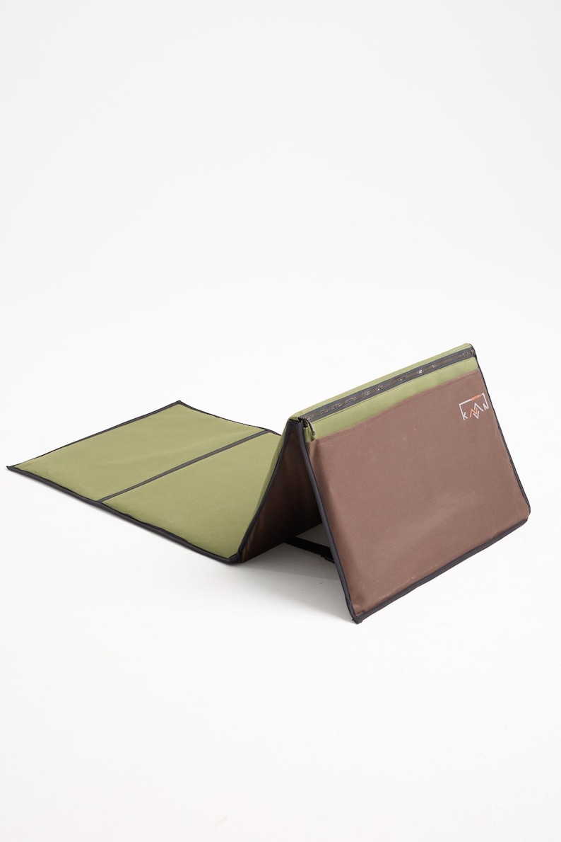 Silla de suelo plegable portátil TayaMat con respaldo - Colchoneta impermeable para camping y asiento de playa imagen 1