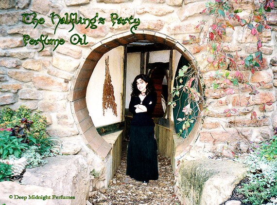 The Halfling's Party Perfume Oil - Inspired by the Hobbit - Buttered Bread,  Caramel, Rum, Red Wine, Wood, Tobacco Leaf