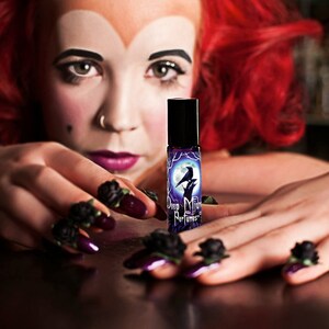 Lilith Dreaming Parfüm Öl - Champaka Blüten, Teakholz, Mohn, rosa Pfeffer, Vanille, Patchouli - Supernatural