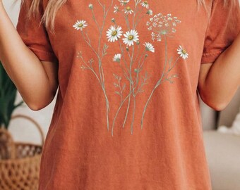 T-shirt con schizzo di fiori selvatici, T-shirt minimalista con fiori selvatici, T-shirt con grafica botanica di margherite, Comfort Colors, Maglietta floreale vintage, Regalo per lei