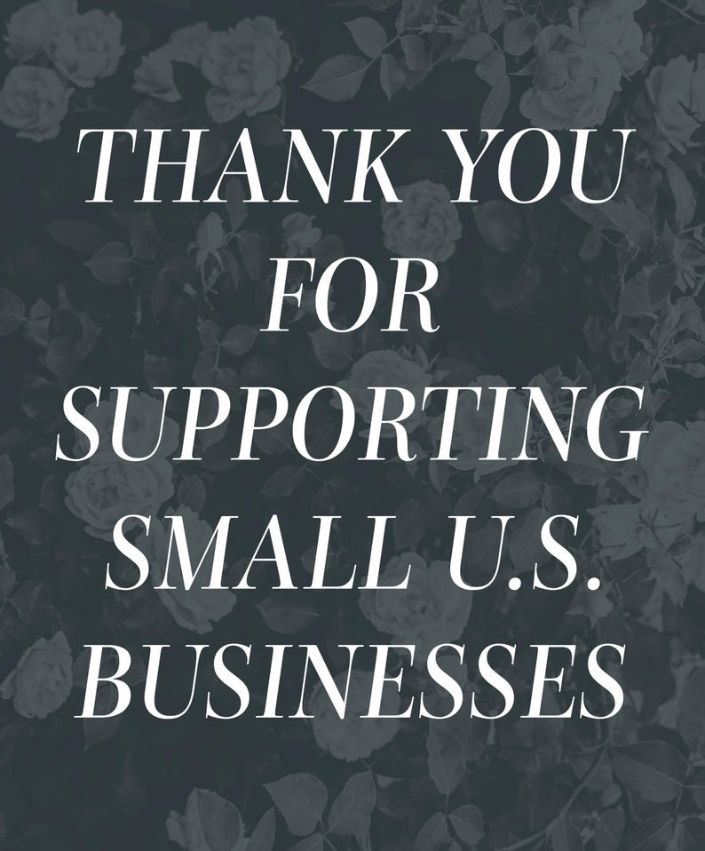 Peut inclure: Un panneau rectangulaire gris fonc&eacute; avec un motif floral blanc en arri&egrave;re-plan et le texte blanc THANK YOU FOR SUPPORTING SMALL U.S. BUSINESSES centr&eacute; au milieu de l'image dans une police serif claire pour une lecture facile.
