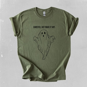 Maglietta minimalista con fantasma, maglietta spettrale di Halloween, elegante maglietta monocromatica, design moderno di Halloween, maglietta con fantasma di Halloween, regalo per lei immagine 1