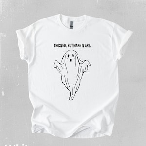 Maglietta minimalista con fantasma, maglietta spettrale di Halloween, elegante maglietta monocromatica, design moderno di Halloween, maglietta con fantasma di Halloween, regalo per lei immagine 2