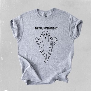 Maglietta minimalista con fantasma, maglietta spettrale di Halloween, elegante maglietta monocromatica, design moderno di Halloween, maglietta con fantasma di Halloween, regalo per lei immagine 3