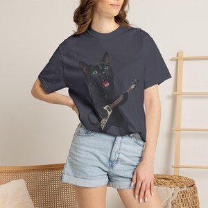 T-shirt rétro Flying V avec chat guitariste, T-shirt humoristique avec chat noir heavy metal, T-shirt style photo flash années 90, Illustration de chat rockstar grincheux image 2